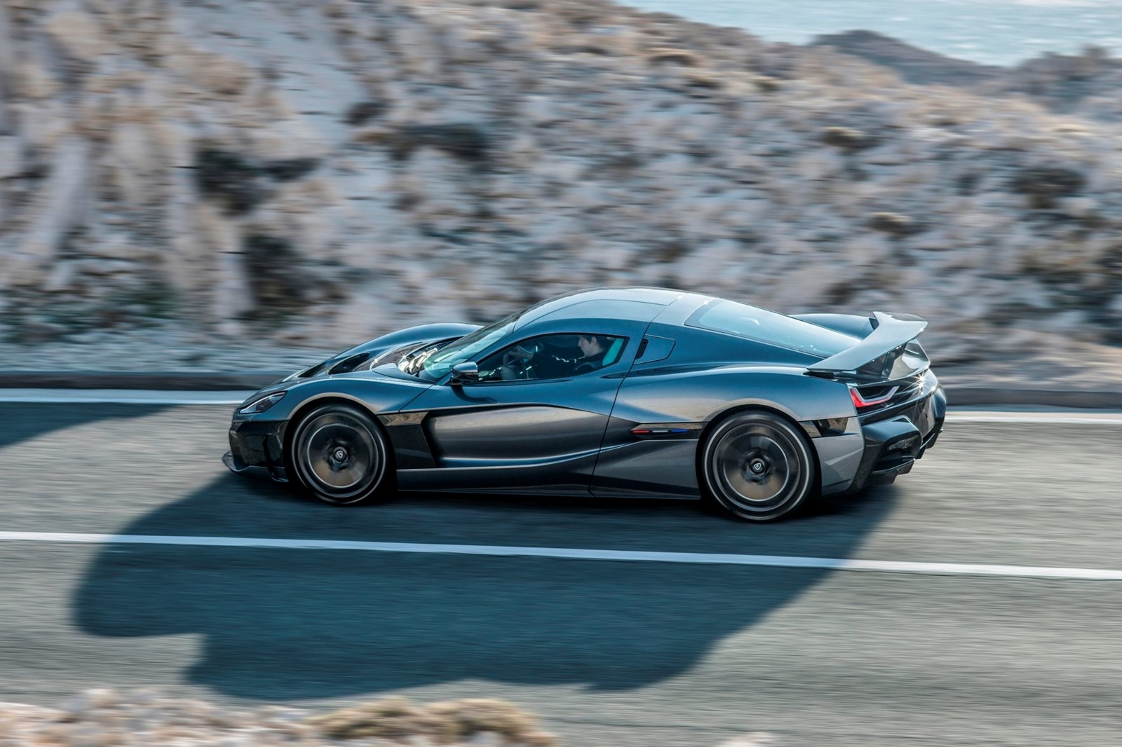 sieu xe dien rimac c two se duoc gioi thieu vao nam sau