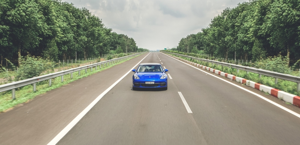 Trải nghiệm khoang "khách thương gia" trên Porsche Panamera trai nghiem khoang khach thuong gia tren porsche panamera