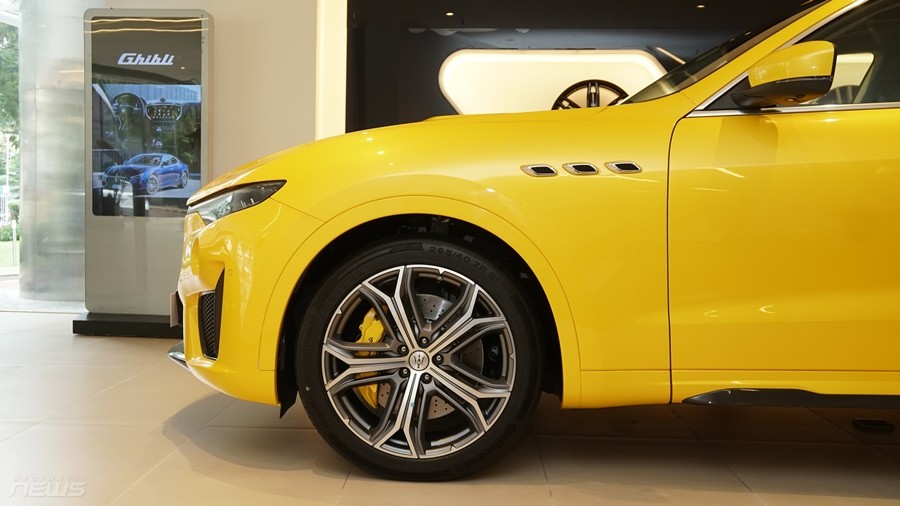 Cận cảnh Maserati Levante Trofeo sở hữu màu sơn độc nhất Việt Nam
