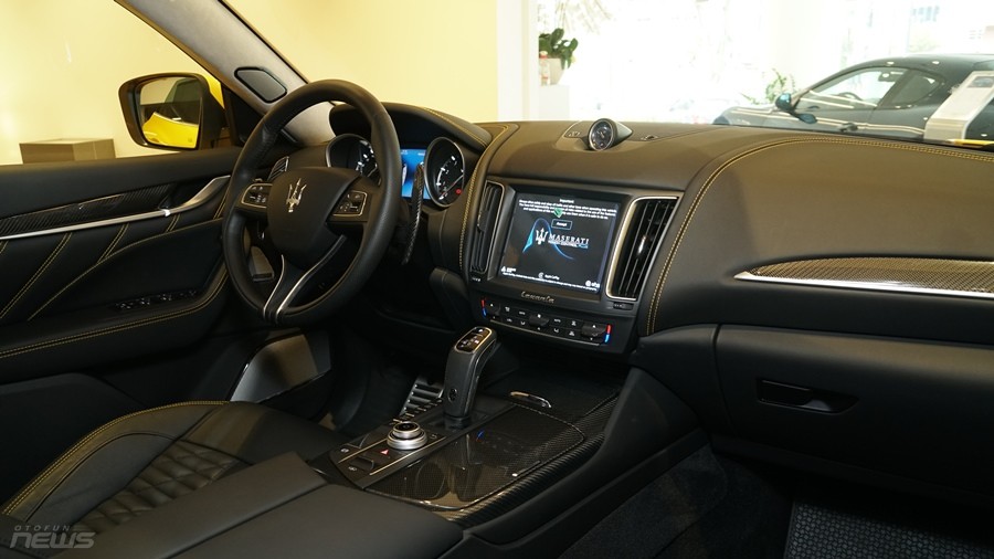 Cận cảnh Maserati Levante Trofeo sở hữu màu sơn độc nhất Việt Nam
