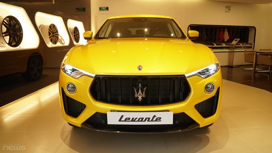 Cận cảnh Maserati Levante Trofeo sở hữu màu sơn độc nhất Việt Nam