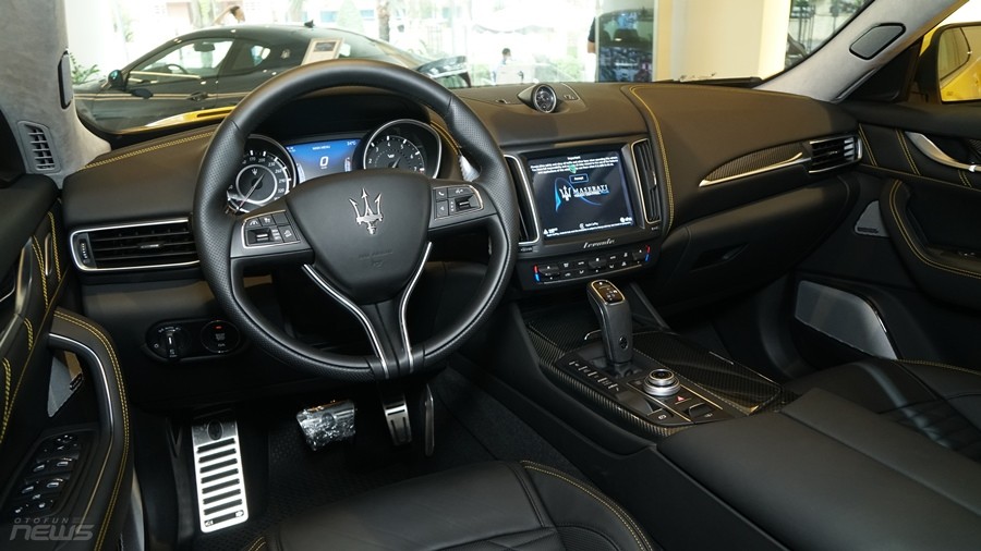 Cận cảnh Maserati Levante Trofeo sở hữu màu sơn độc nhất Việt Nam