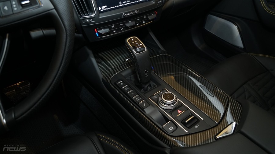 Cận cảnh Maserati Levante Trofeo sở hữu màu sơn độc nhất Việt Nam