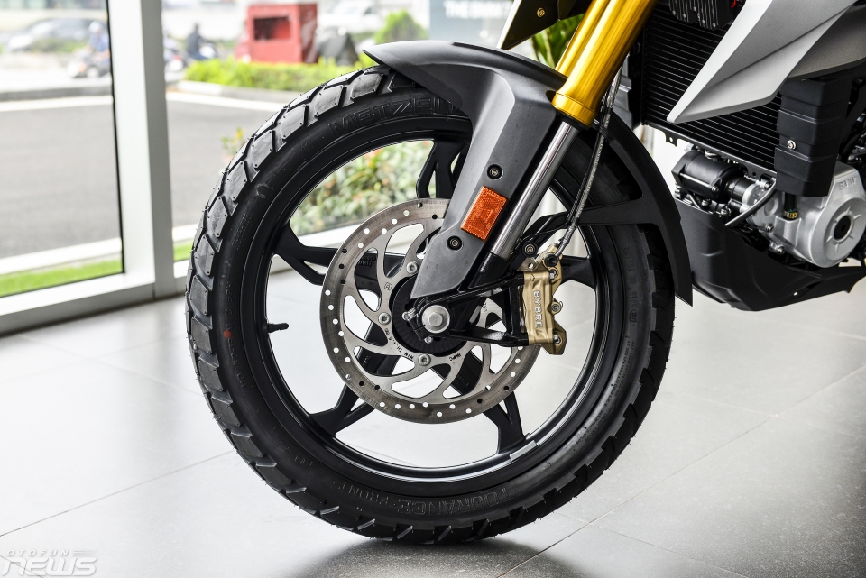 bmw g310 gs pha the doc ton cua kawasaki versys x300 tai viet nam