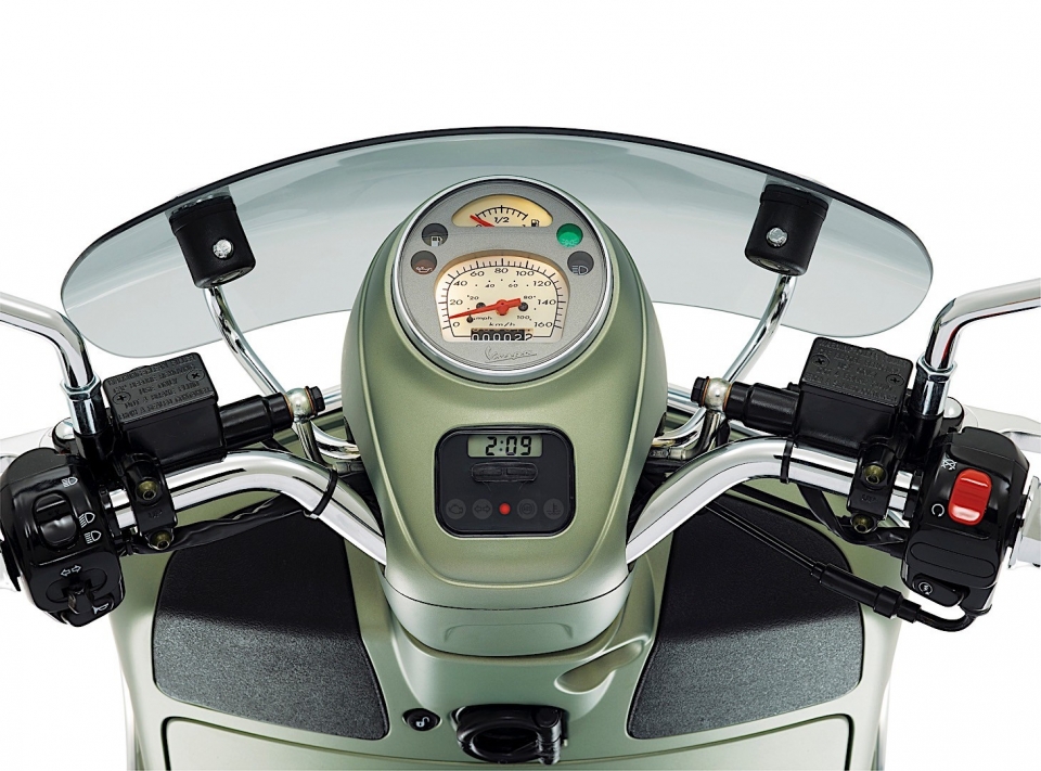 vespa gts phien ban dac biet sei giorni ra mat tai y