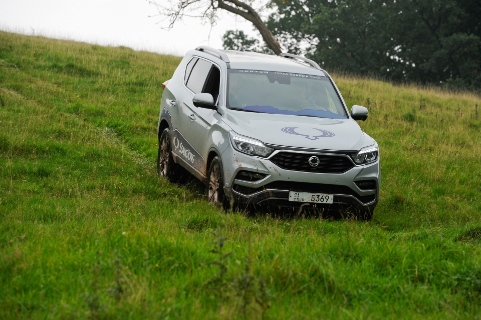 vims 2017 ssangyong se trinh dien suv rexton 2018