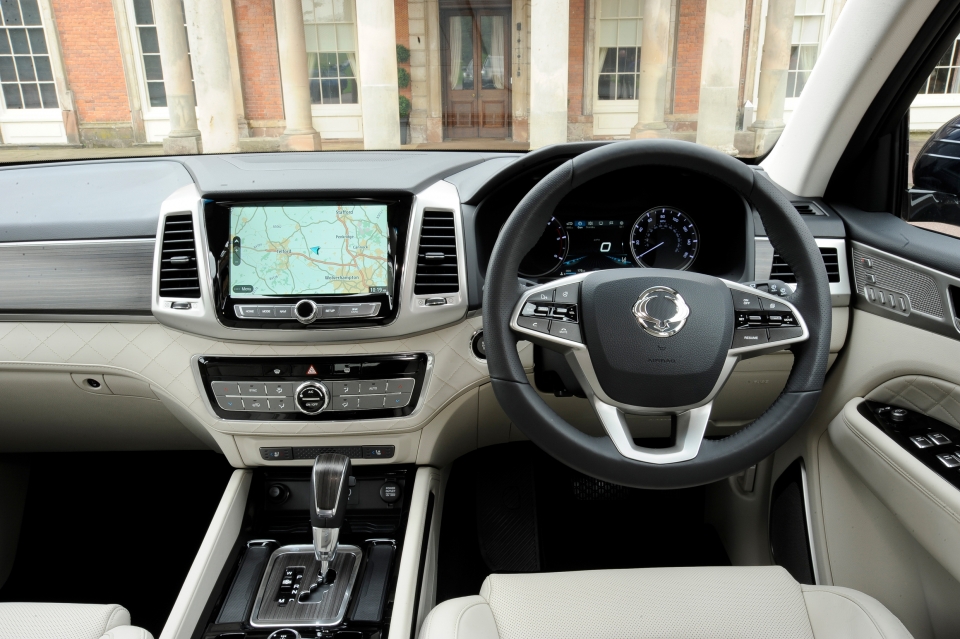 vims 2017 ssangyong se trinh dien suv rexton 2018