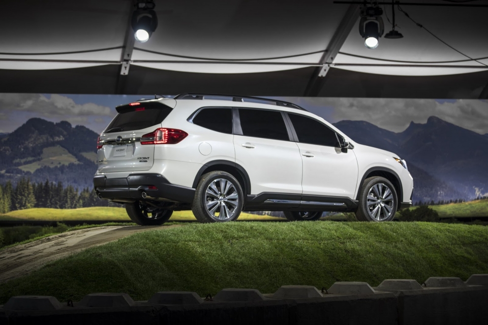 los angeles 2017 suv 7 cho subaru ascent 2018 da chinh thuc lo dien