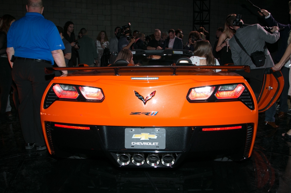 los angeles 2017 ngam con loc mau da cam chevrolet corvette zr1 convertible 2018