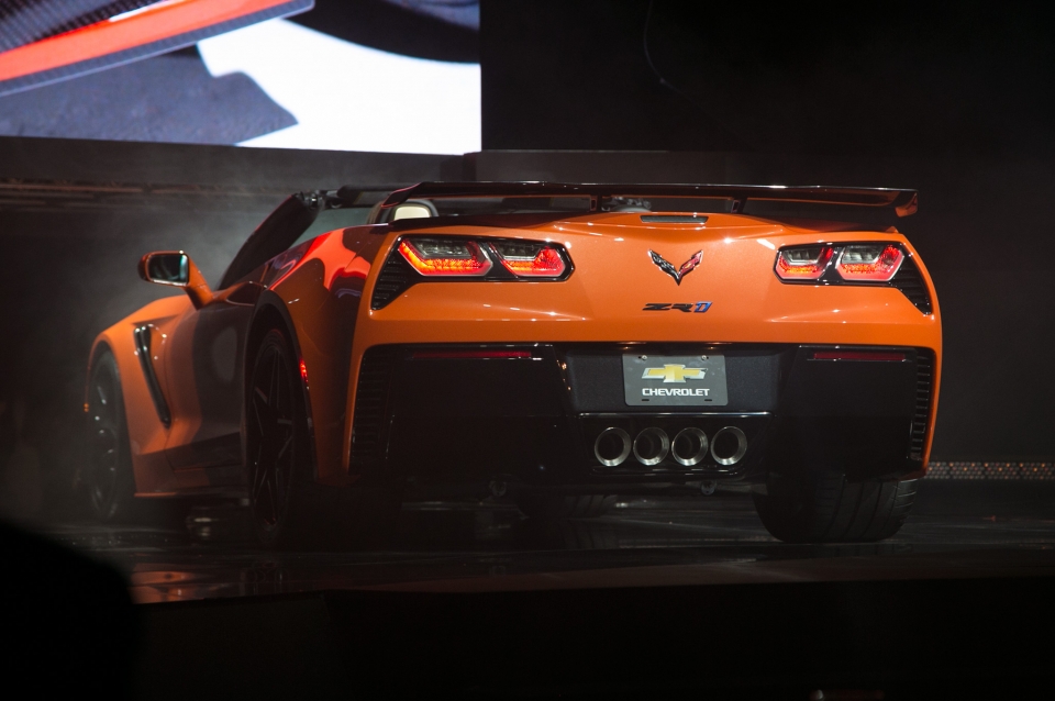 los angeles 2017 ngam con loc mau da cam chevrolet corvette zr1 convertible 2018