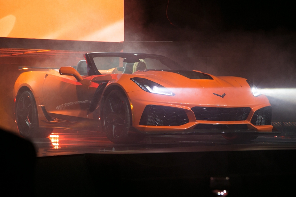 los angeles 2017 ngam con loc mau da cam chevrolet corvette zr1 convertible 2018