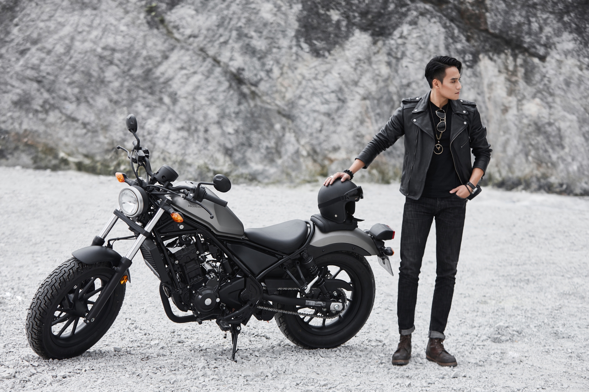 ngam honda rebel 300 dam chat phong tran giua nui rung