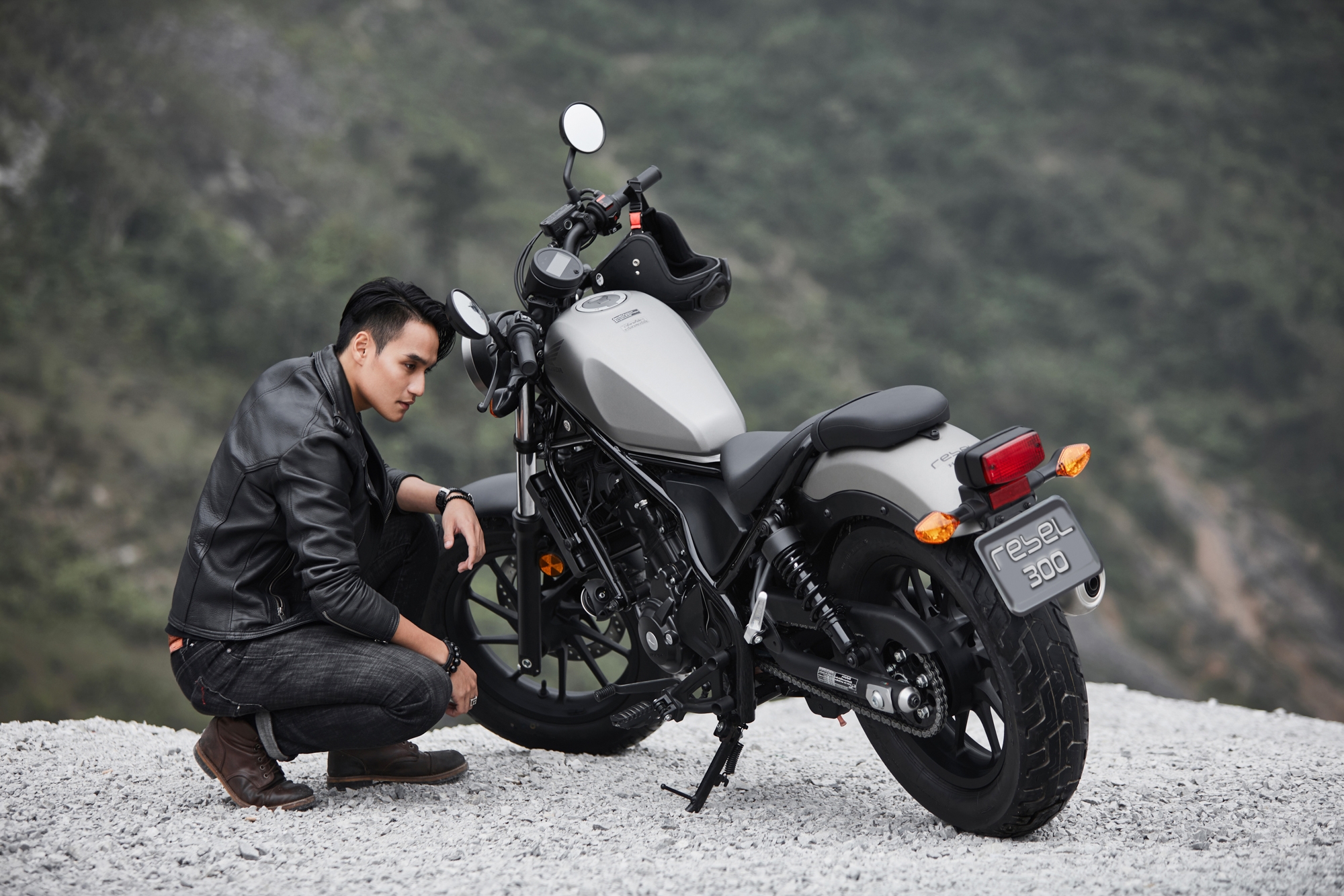 ngam honda rebel 300 dam chat phong tran giua nui rung