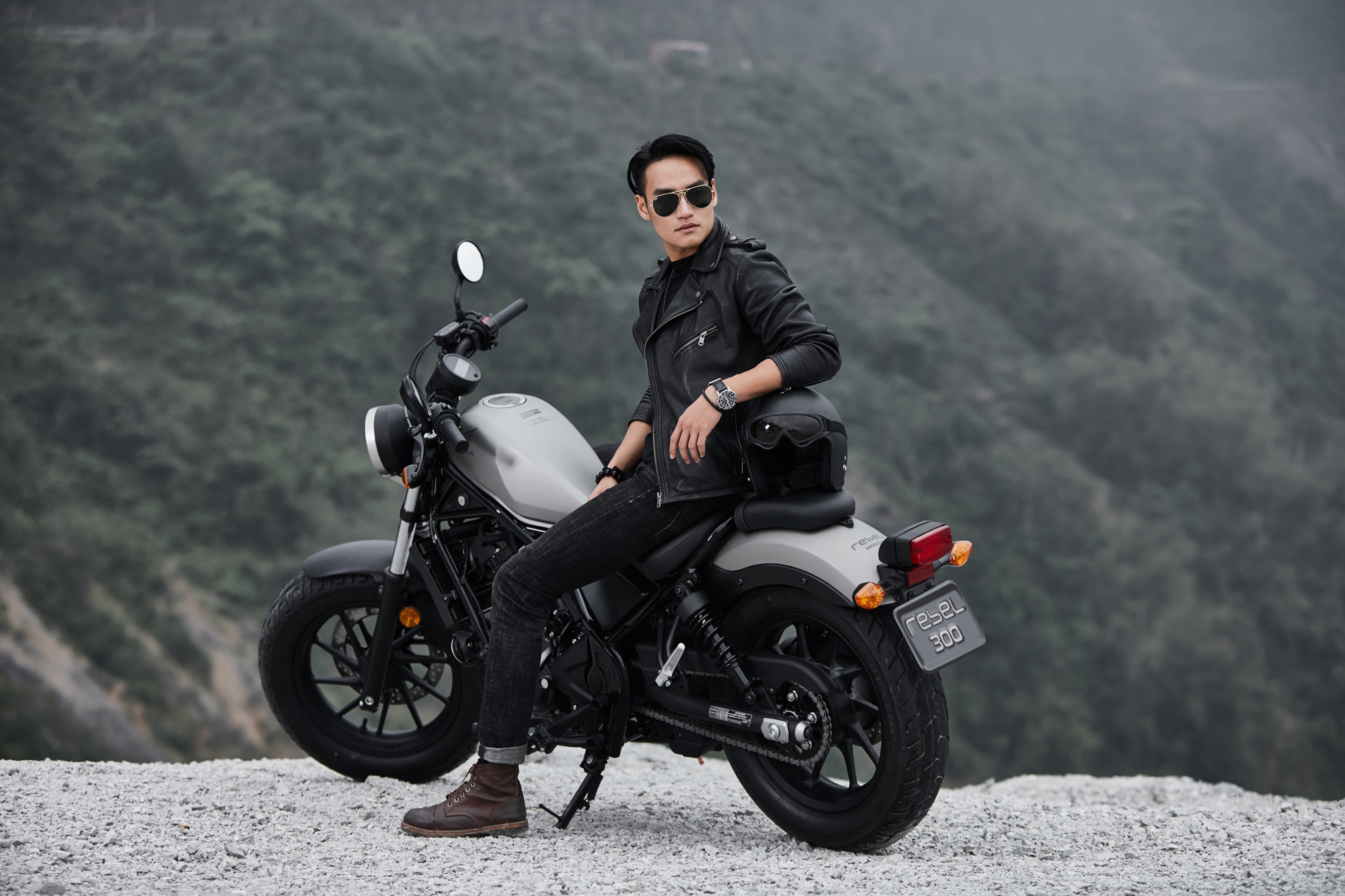 ngam honda rebel 300 dam chat phong tran giua nui rung