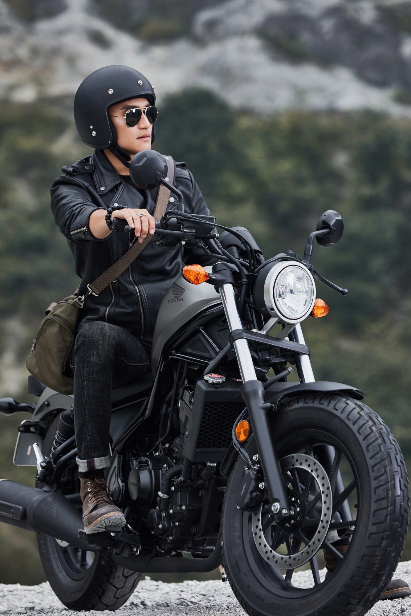 ngam honda rebel 300 dam chat phong tran giua nui rung