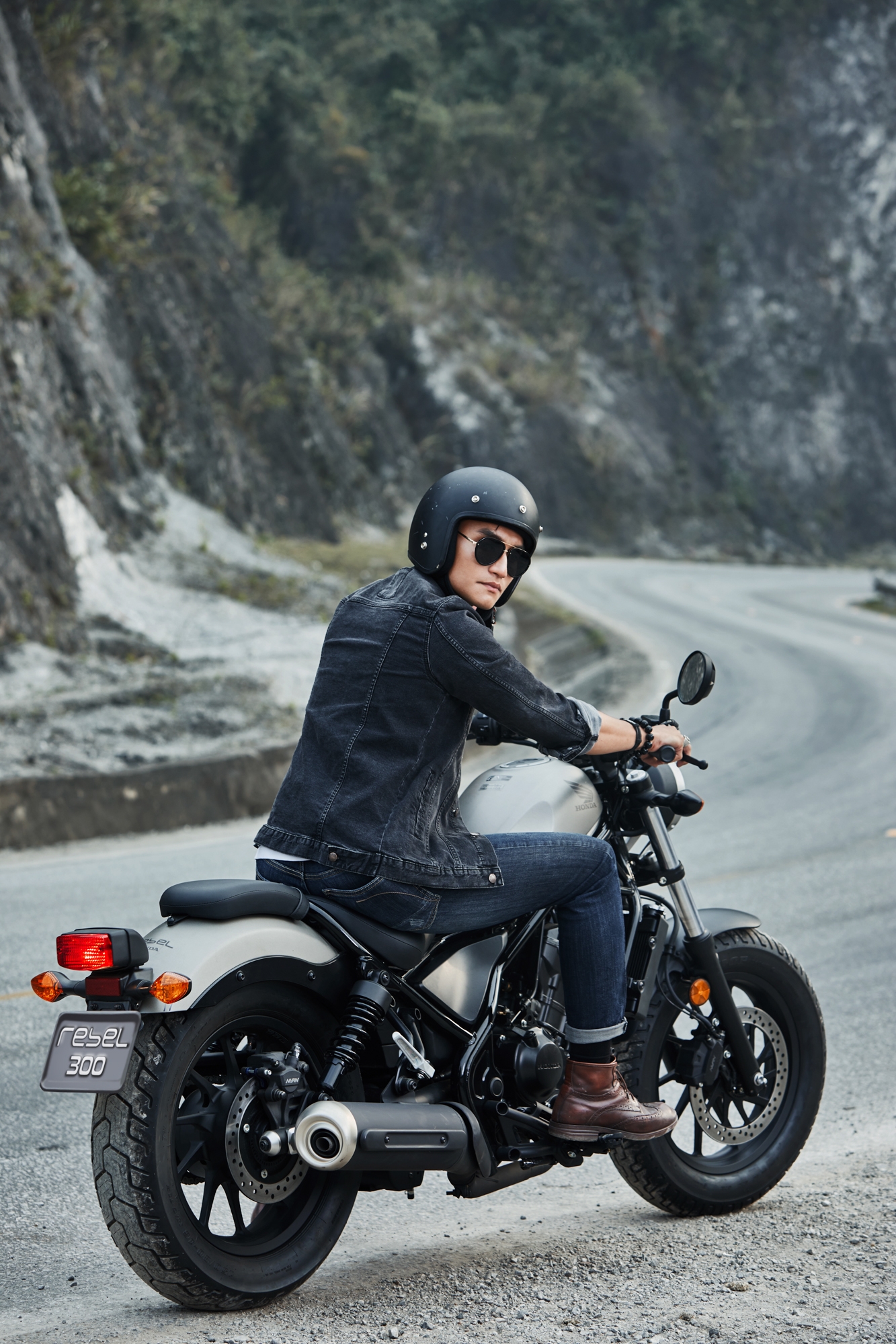 ngam honda rebel 300 dam chat phong tran giua nui rung