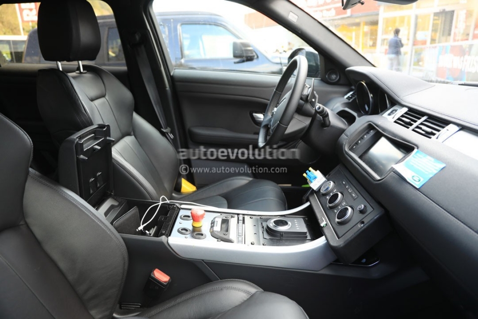 Range Rover Evoque thế hệ thứ hai lần đầu lộ ảnh chạy thử nghiệm range rover evoque the he thu hai lan dau lo anh chay thu nghiem