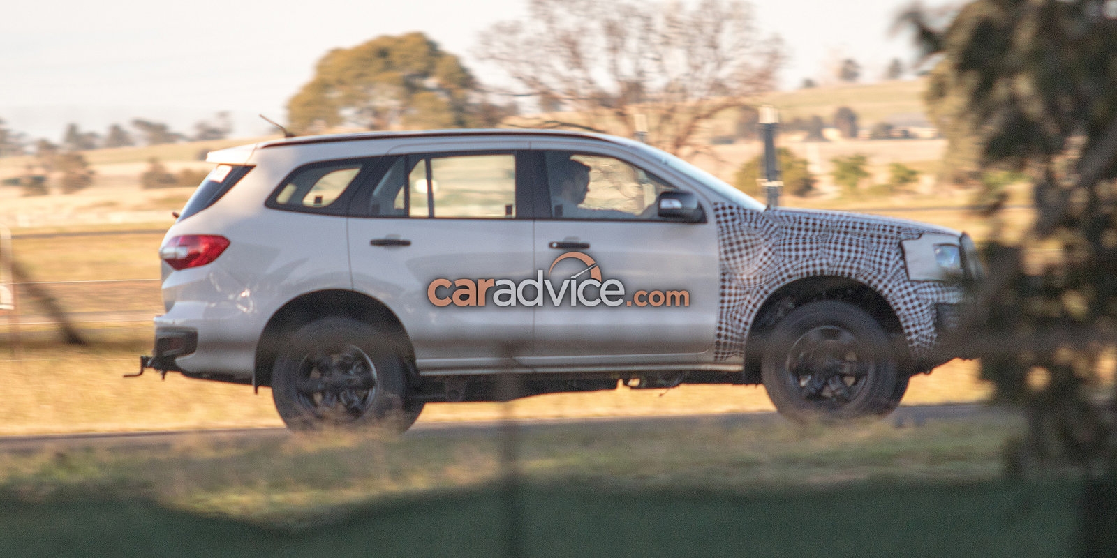 ford ranger va ford everest 2018 cung lo dien tren duong chay thu