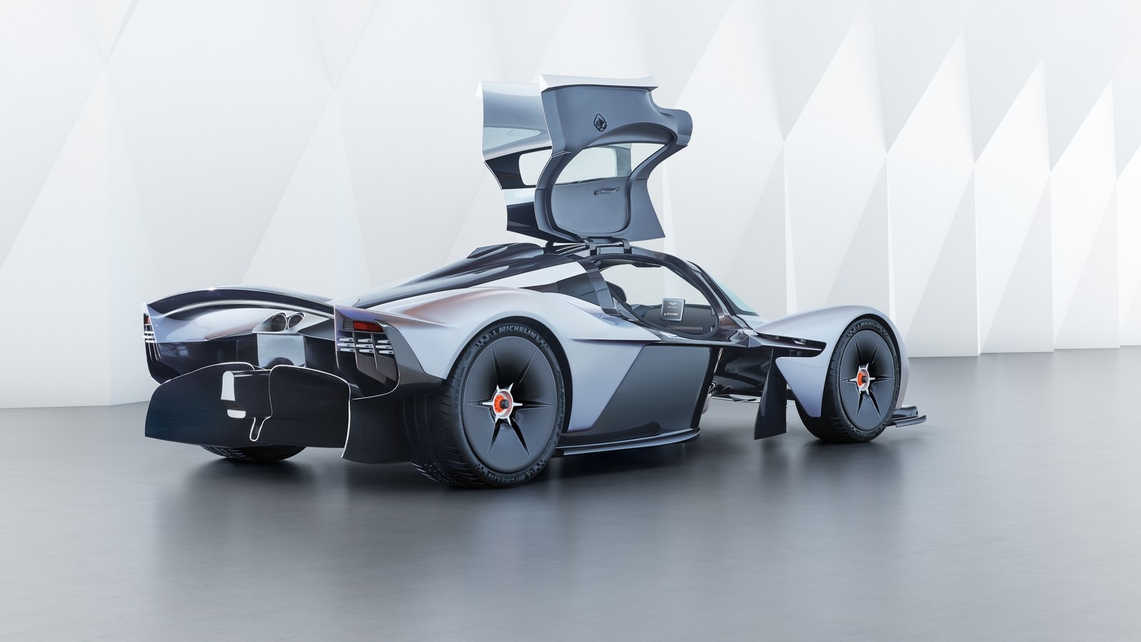 Siêu xe "ngàn mã lực" Aston Martin Valkyrie xuất hiện đầy ấn tượng sieu xe ngan ma luc aston martin valkyrie xuat hien day an tuong