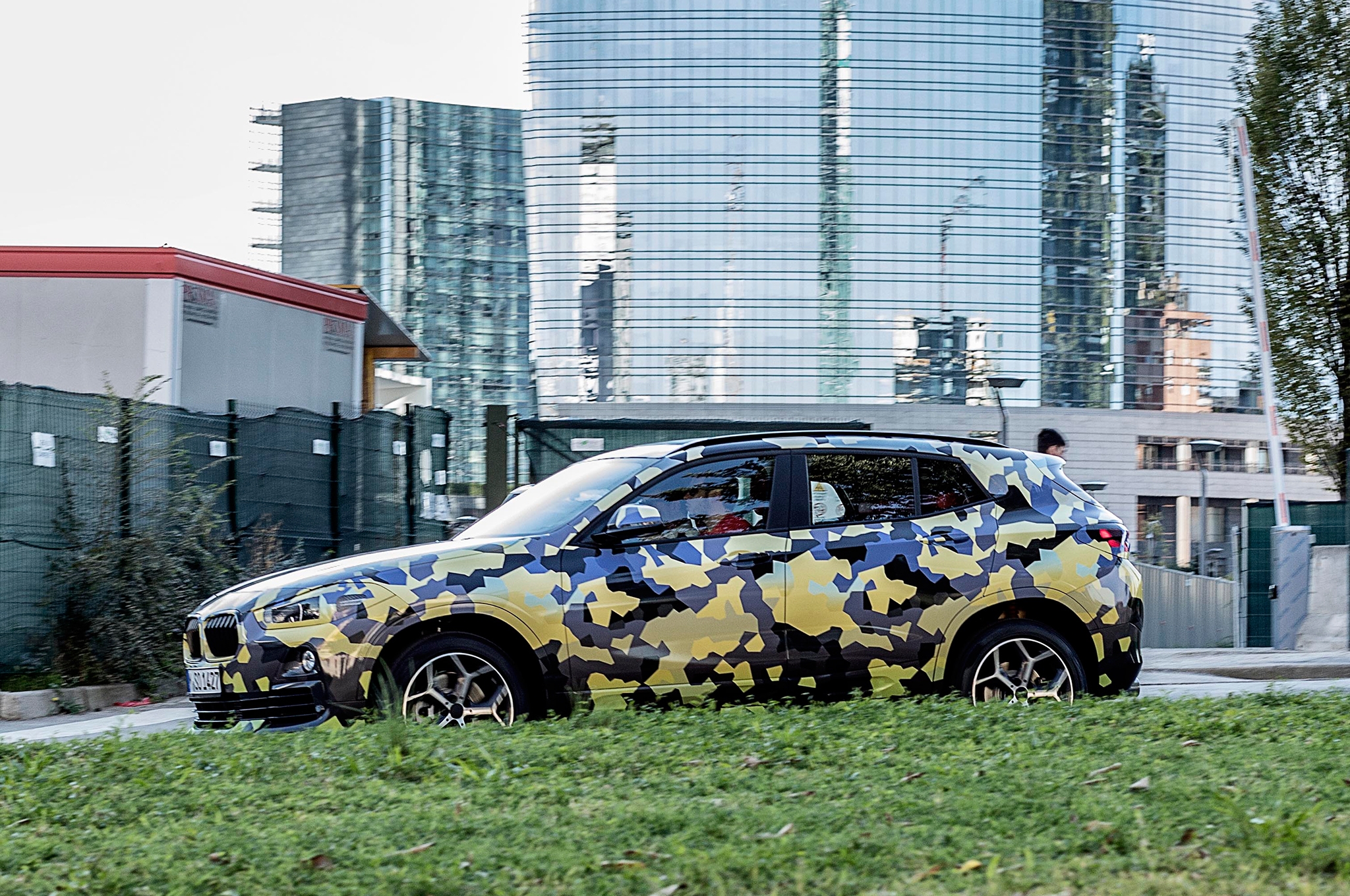 BMW "nhá hàng" SUV cỡ nhỏ X2 trong Tuần lễ thời trang Milan bmw nha hang suv co nho x2 trong tuan le thoi trang milan