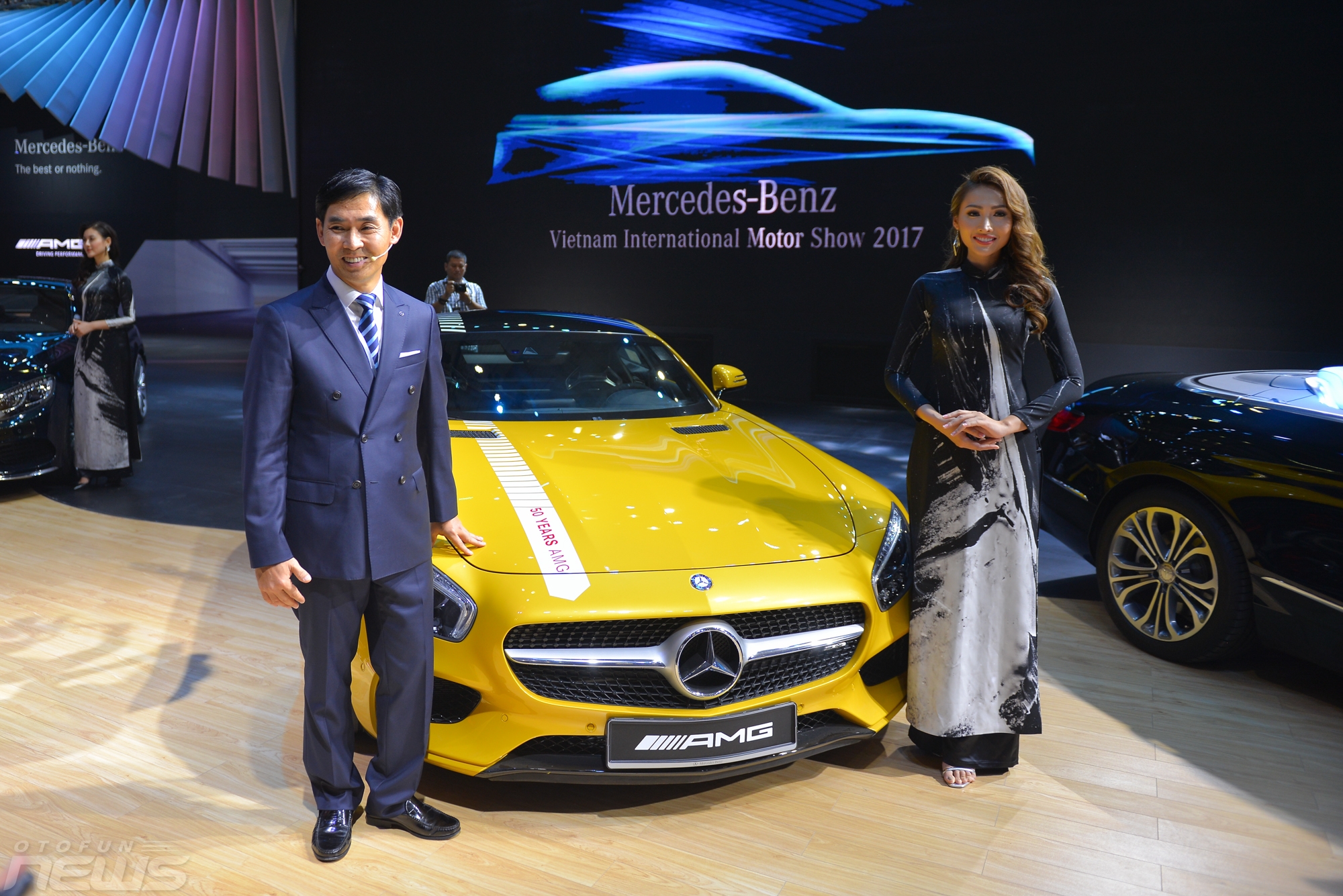 vims 2017 mercedes benz gop mat tai trien lam voi dan xe sang hung hau