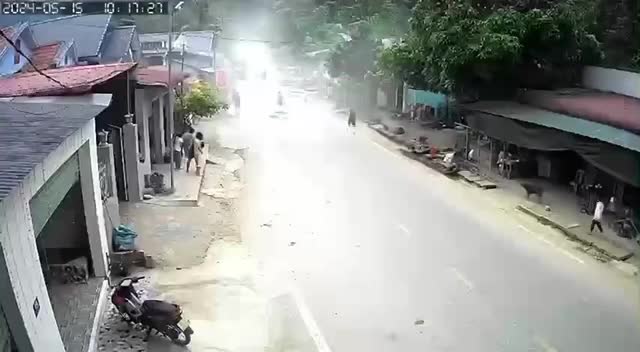 Clip ô tô cua gấp bị lật có thể trượt văng xa gây nguy hiểm như thế nào?