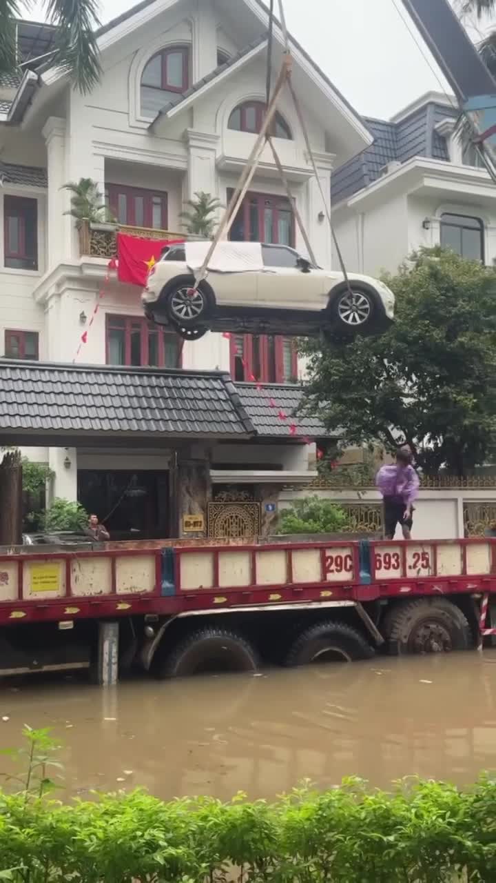 Clip cẩu ô tô ra khỏi khu dân cư ngập nước tại Hà Nội Clip cẩu ô tô ra khỏi khu dân cư ngập nước tại Hà Nội
