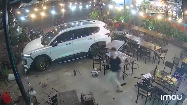 Tài xế lái ô tô Santa Fe tông vào quán nhậu ở Gia Lai Tài xế lái ô tô Santa Fe tông vào quán nhậu ở Gia Lai