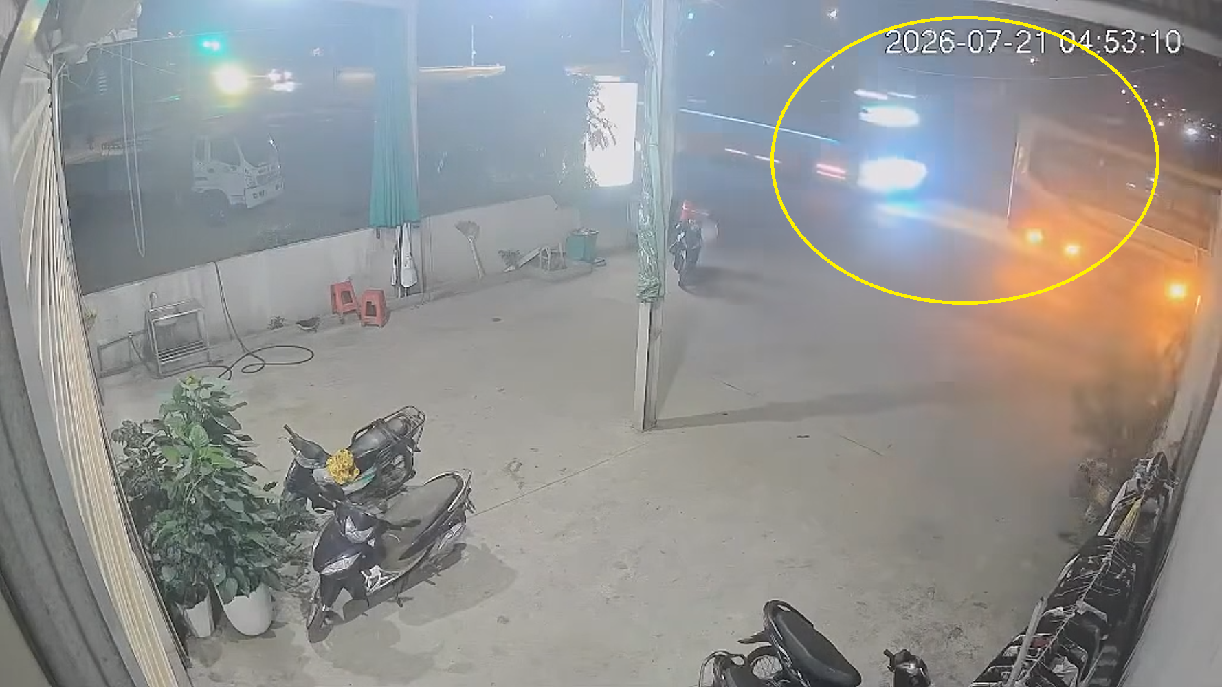 Camera giám sát ghi lại vụ tai nạn rạng sáng nay tại Nghệ An