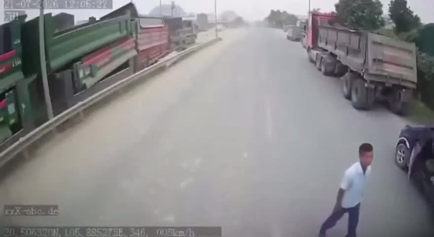Hiện trường cảnh tài xế phanh gấp khi người đàn ông tự tử chạy ra nằm trước đầu xe