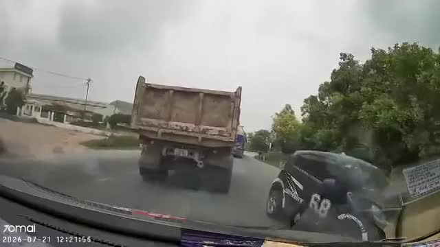 Hiện trường người đàn ông lái xe tông vào xe ben