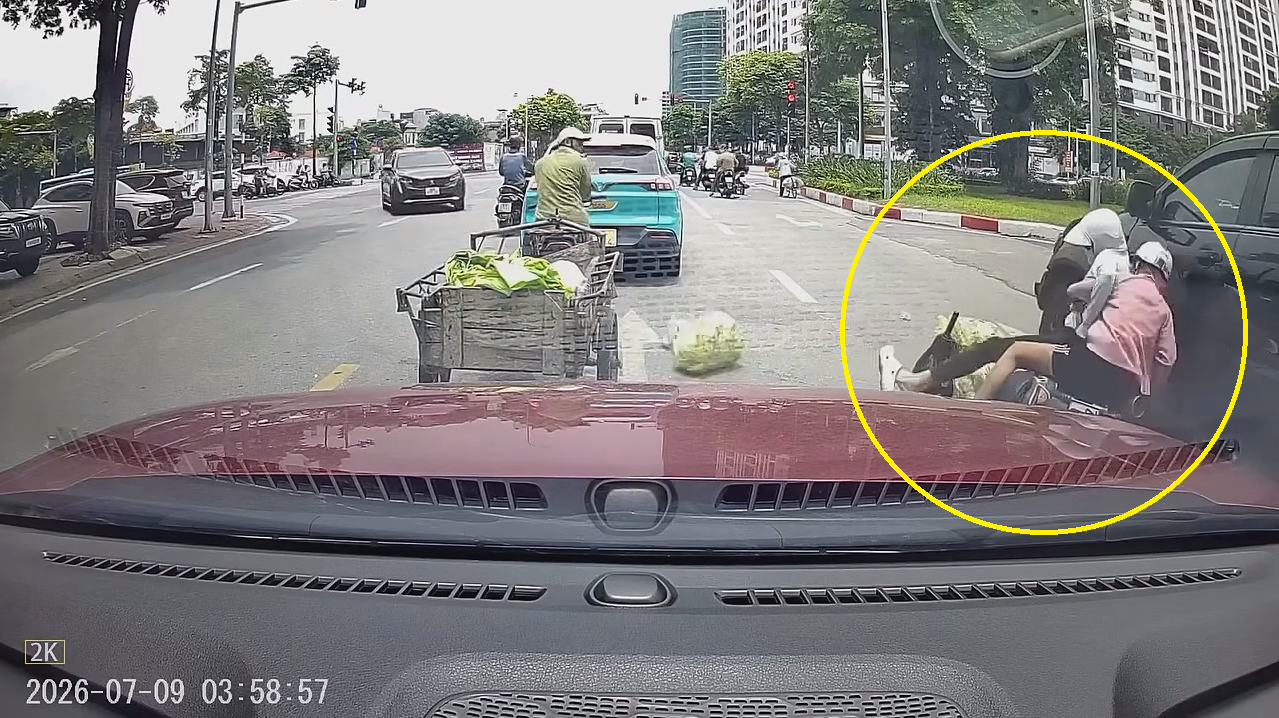 Xe máy quay đầu mà không quan sát, va chạm với một ô tô đang đi