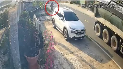 1 người phụ nữ đi xe đạp không còn nguyên vẹn sau va chạm với xe ben tại Tân Long, Phú Giáo, Bình Dương