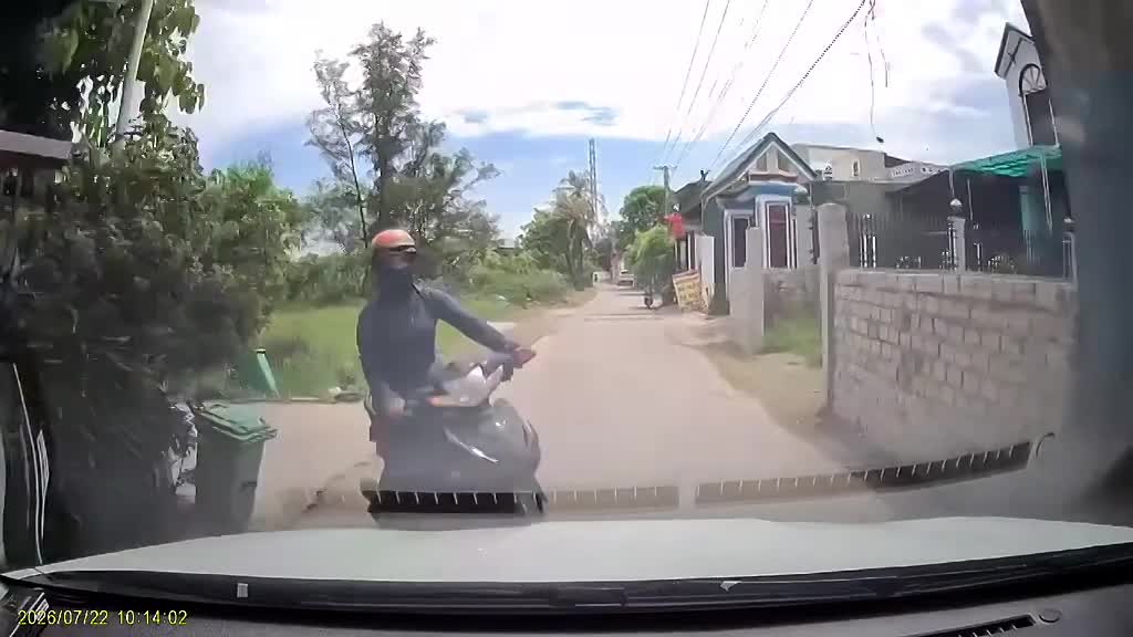 Người phụ nữ trùm kín người, phóng xe máy ra khỏi ngõ mà không quan sát đã xảy ra va chạm với ô tô