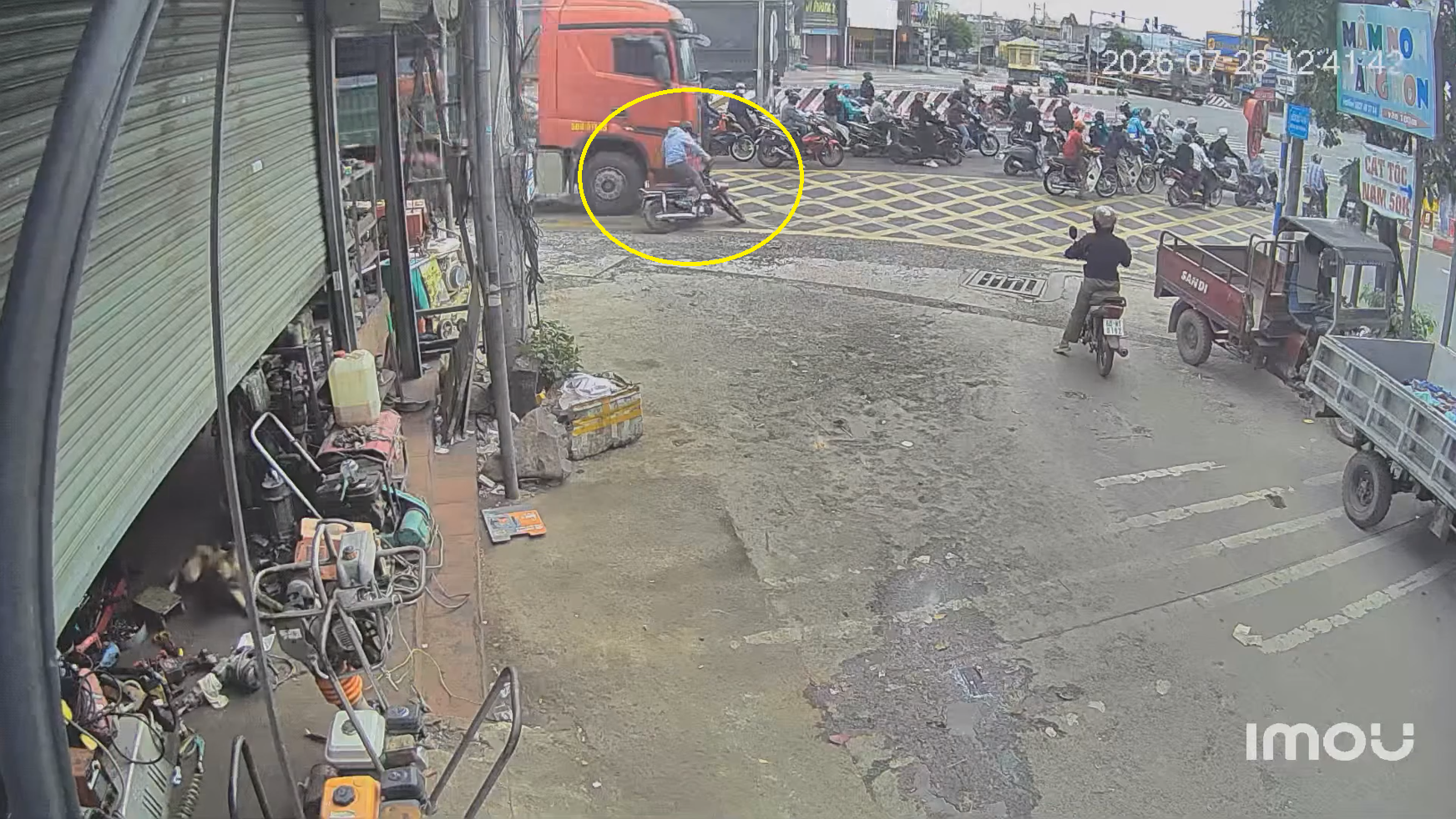 Xe máy va chạm với xe container, xảy ra trên Quốc lộ 51, nút giao Cổng 11, TP. Đồng Nai