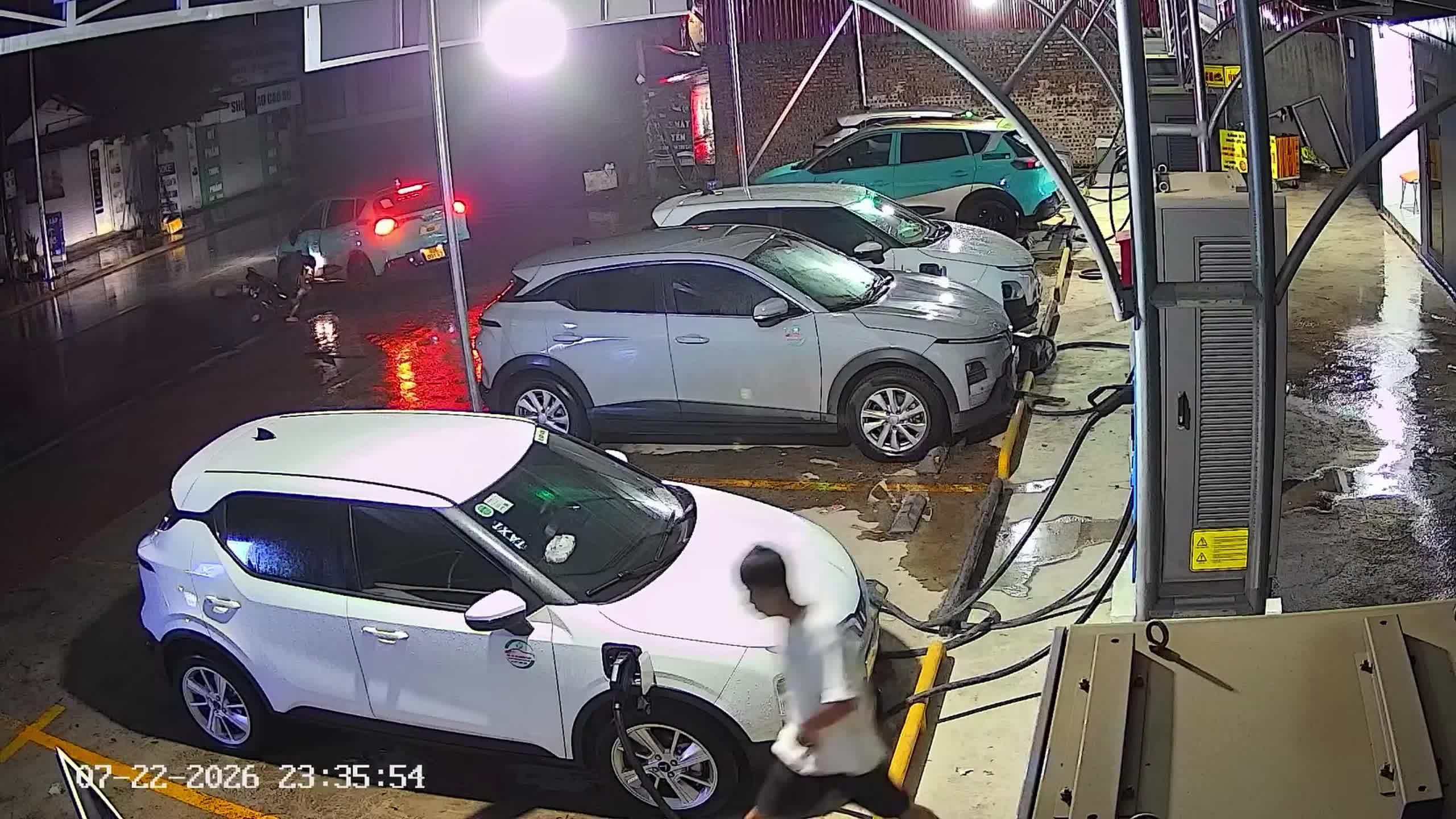 Phóng nhanh tông trực diện vào hông xe taxi đang lùi vào trạm sạc