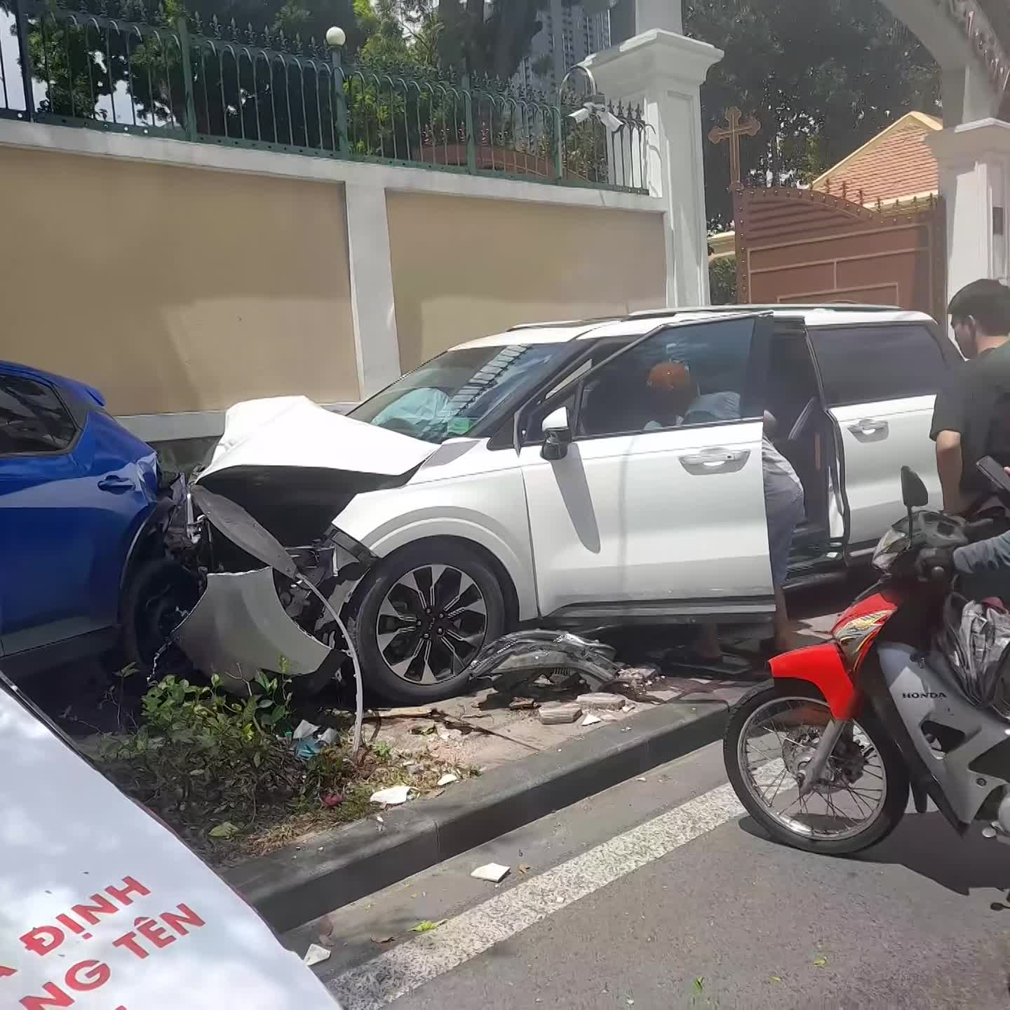 Đường Tôn Đức Thắng, Quận 1: Ô tô trắng nghi đột quỵ tông xe taxi đang đậu sát lề bay lên vỉa hè