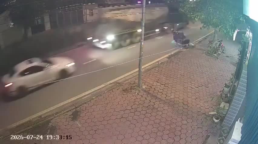 Góc cam vụ xe máy tử vong sau khi va chạm với shipper, ngã ra đường bị xe ben cán qua
