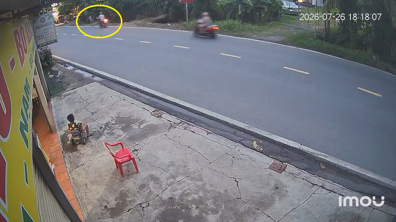 Xe máy di chuyển thiếu quan sát, va chạm với người đi bộ đi sát mép đường