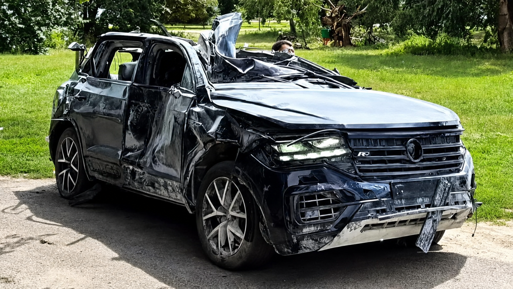 Volkswagen Touareg gây chú ý khi vẫn lăn bánh sau vụ nổ tên lửa