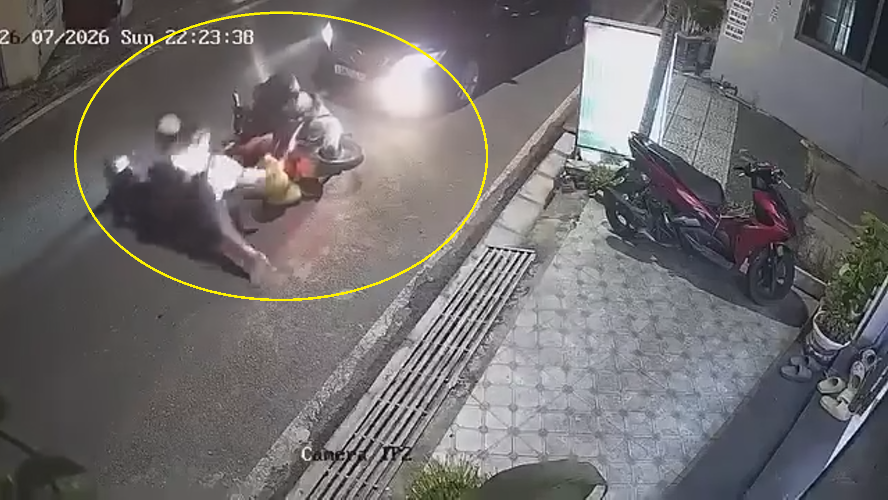 Tài xế ô tô lấn làn, tông trúng xe máy gia đình 4 người rồi bỏ chạy