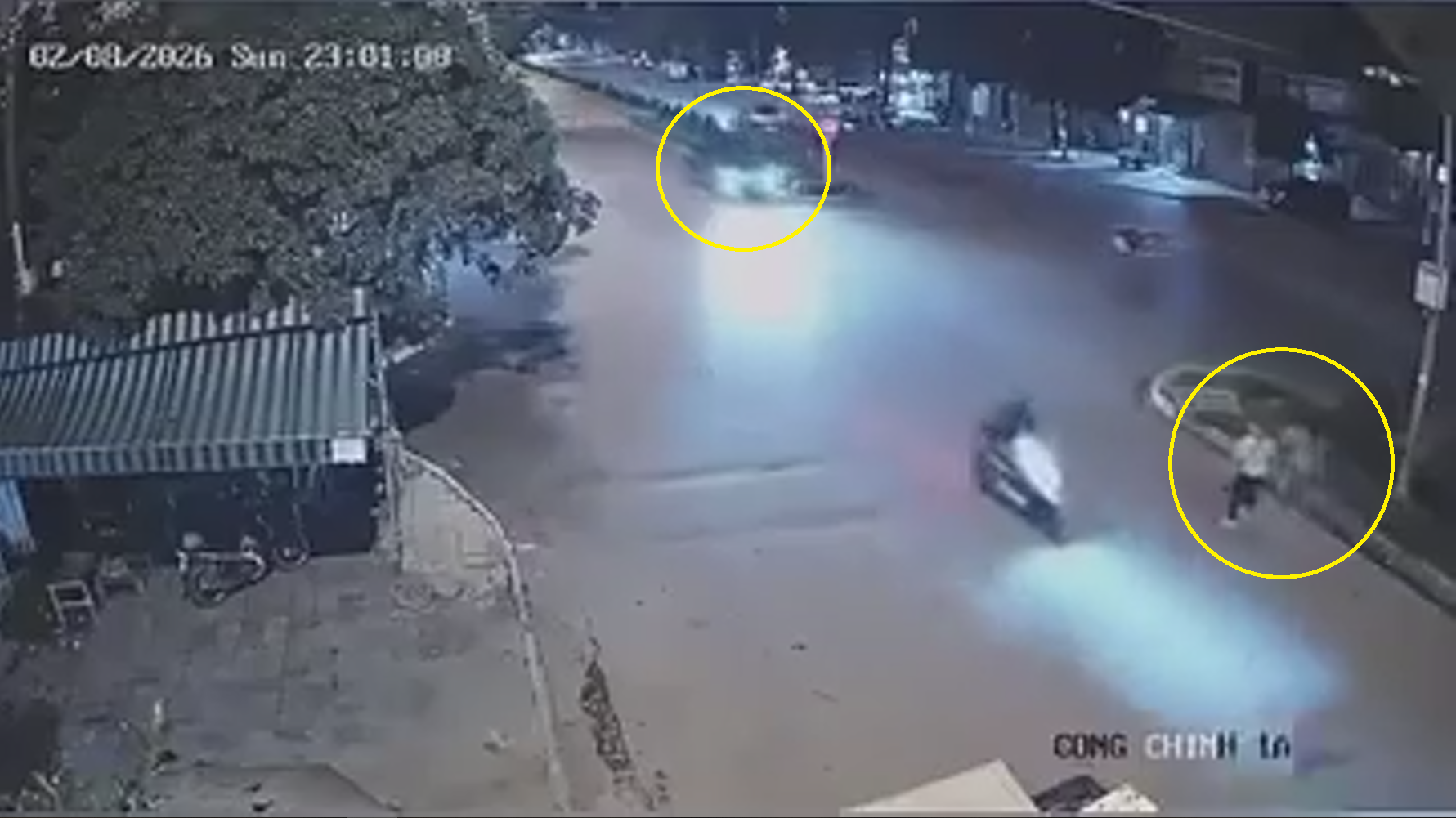 Ô tô lao lên dải phân cách, tông trúng hai người đi bộ