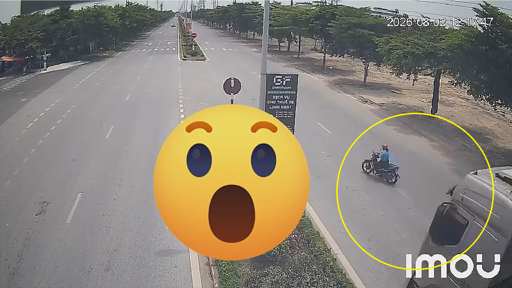 Xe máy sang đường không quan sát va chạm với xe đầu kéo