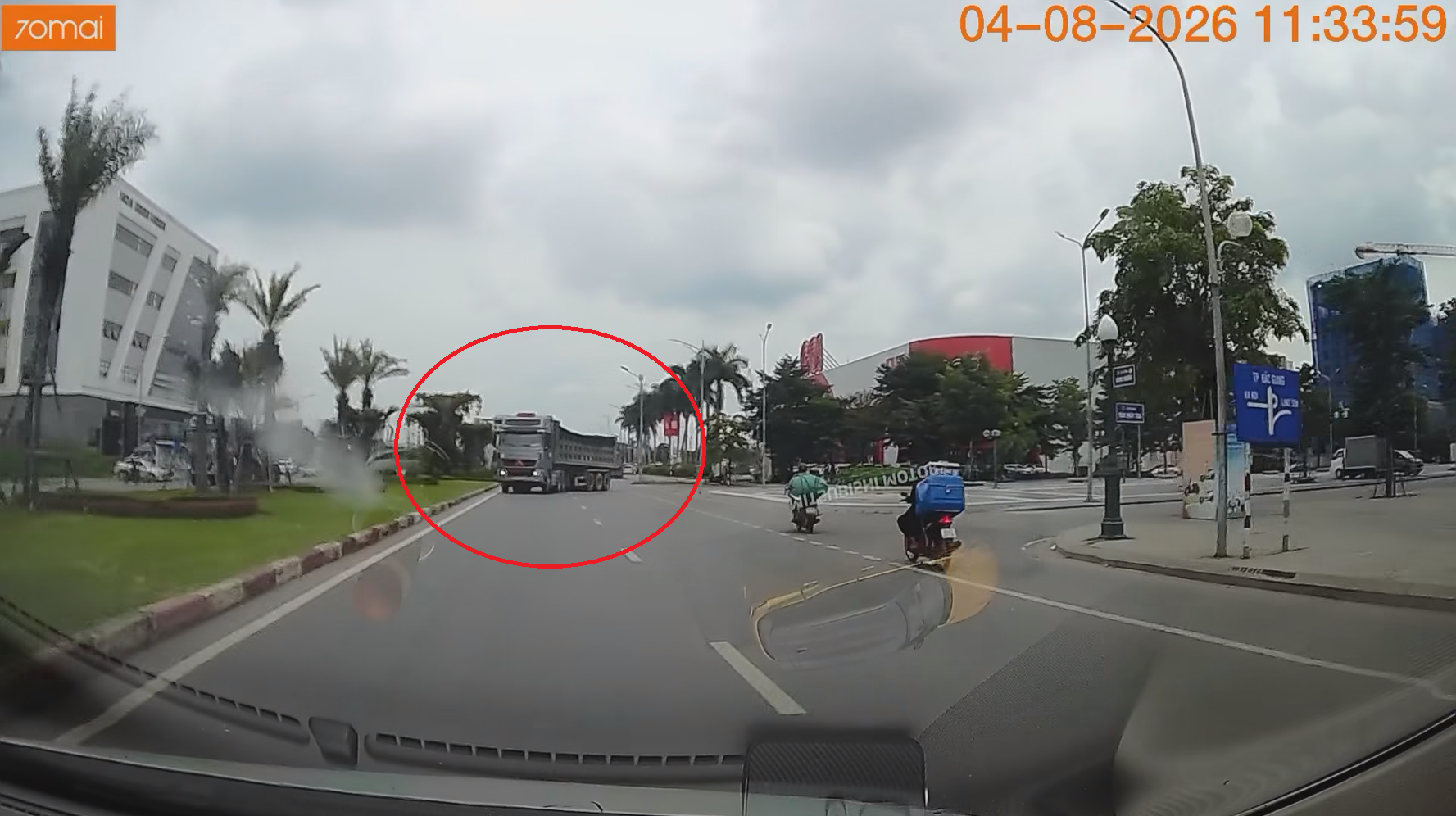 Xe ben cố tình đi ngược chiều gây nguy hiểm cho người tham gia giao thông