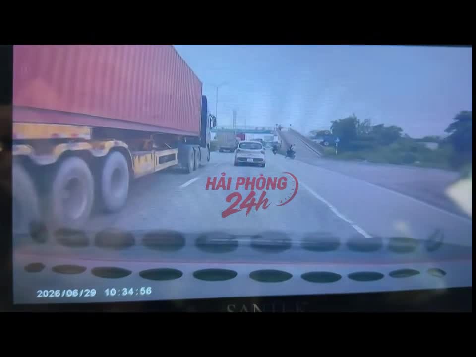Xe container lấn làn không quan sát, va chạm với xe ô tô con đang đi song song