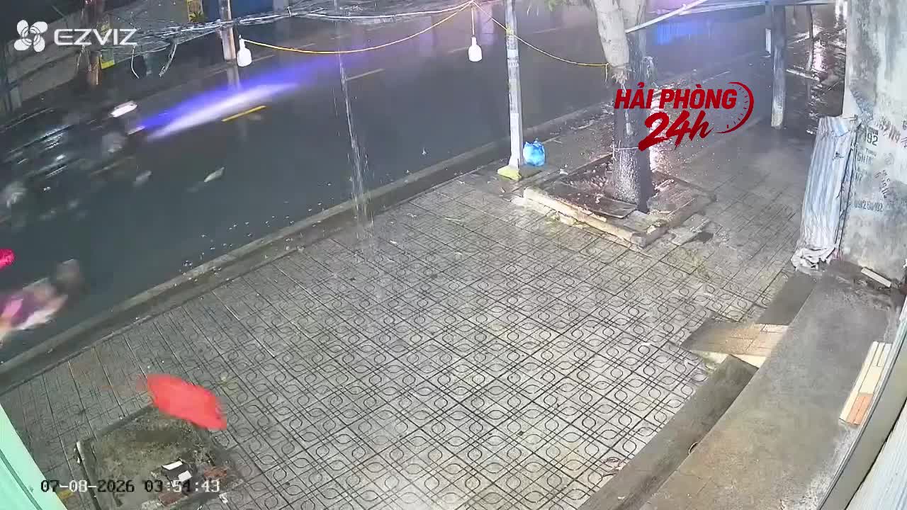 2 góc cam cận cảnh vụ TNGT nghiêm trọng rạng sáng nay trên đường Trần Tất Văn (Kiến An, Hải Phòng) khiến người đi bộ tử vong