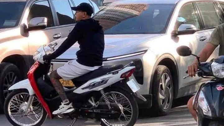 Mâu thuẫn khi tham gia giao thông, thanh niên lái xe máy dựng xe chặn đầu ô tô