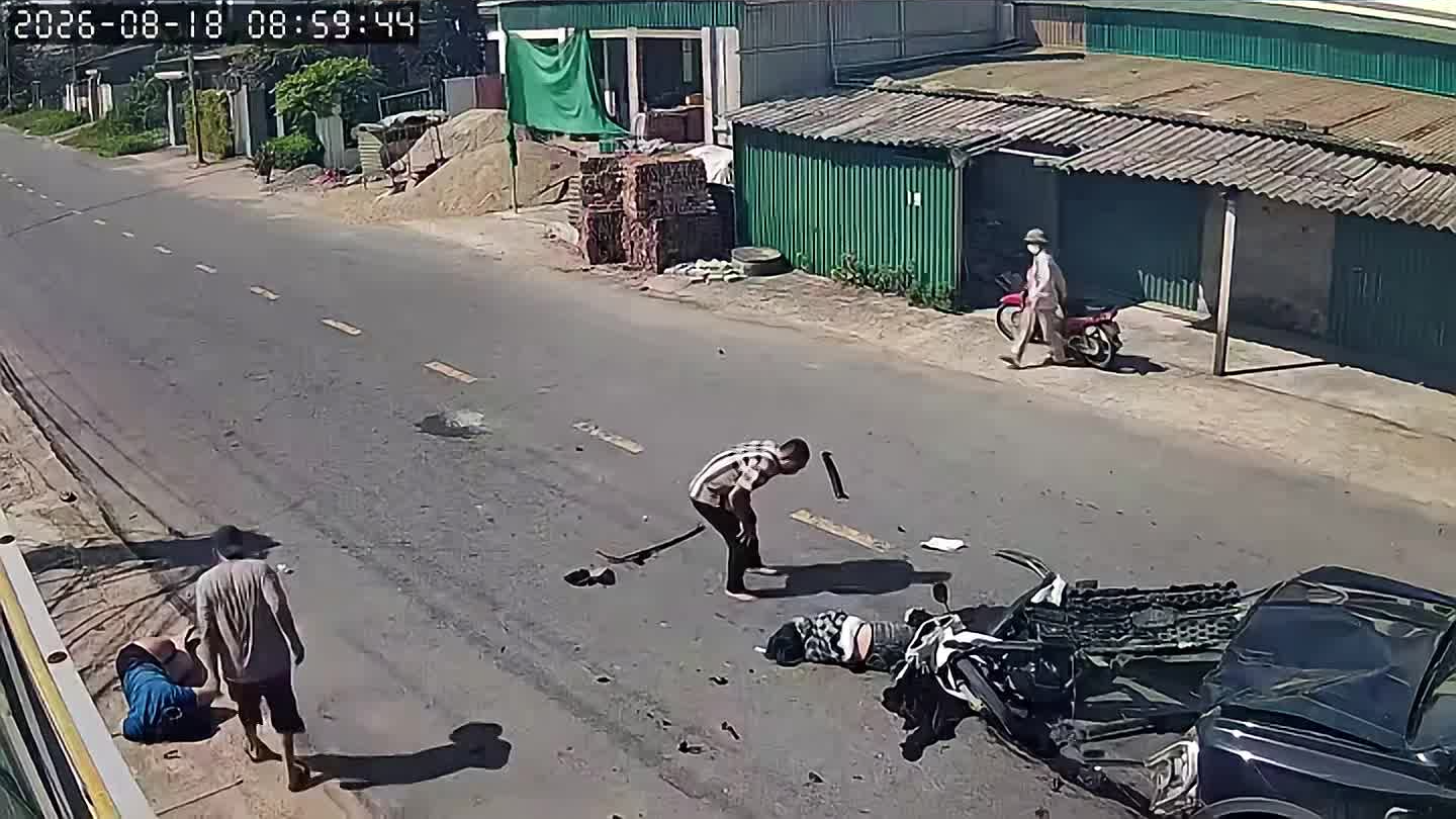 Qua ngã tư không giảm tốc, ô tô hất văng hai người đi xe máy tại Xóm 1 xã Nghi Phong, Nghệ An