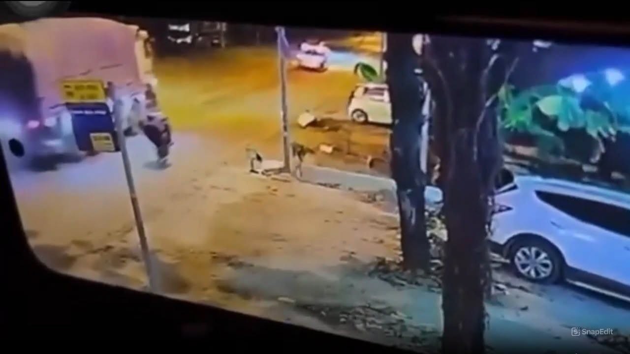 TNGT đoạn Lâm Nghiệp, Xuân Mai, Hà Nội: Thanh niên bốc đầu xe ngã ra đường, bị xe tải cán tử vong tại chỗ