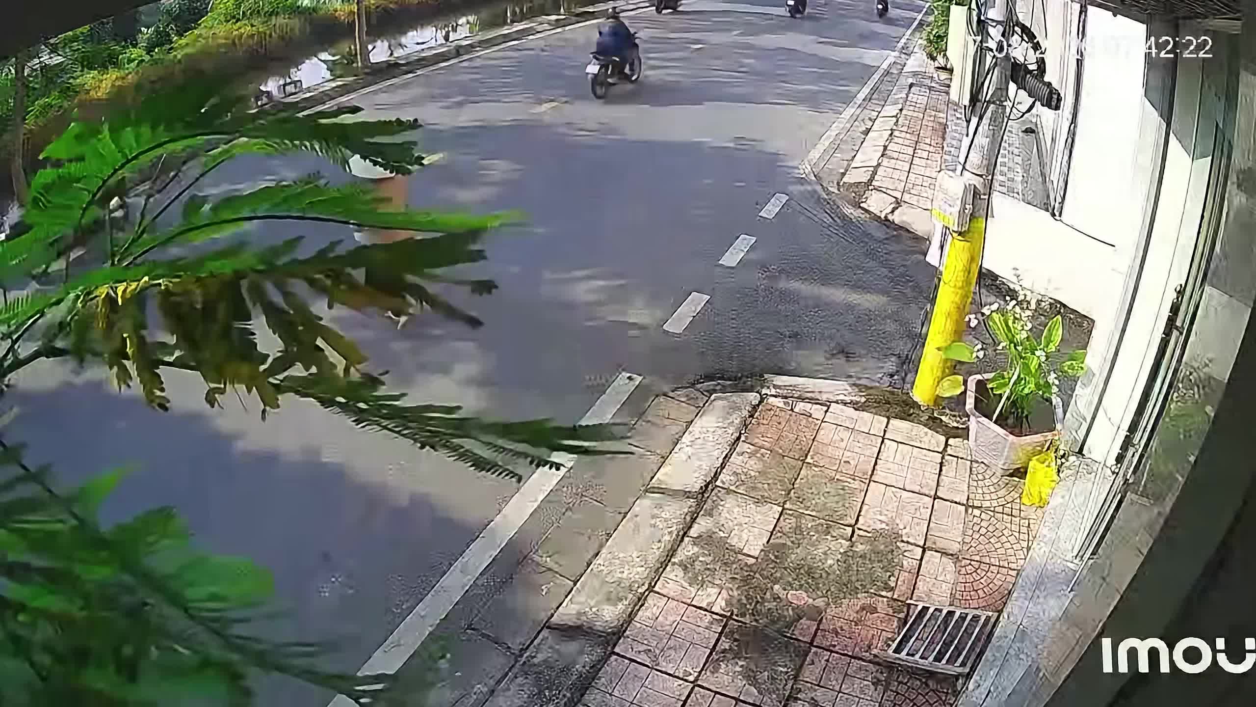 Phường An Phong, Hải Phòng: Thanh niên bỏ chạy sau khi tông xe máy vào người qua đường